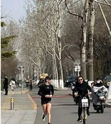 谷爱凌抹胸皮裙尽显酷飒(谷爱凌北京街头跑半马)(2)