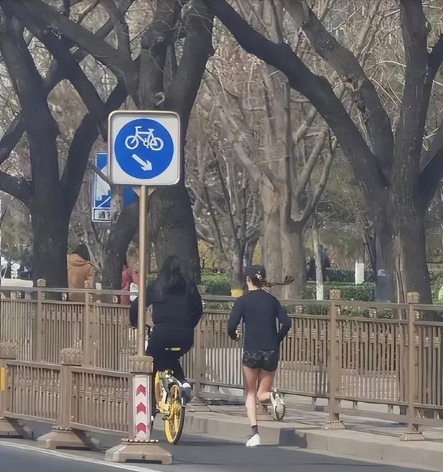 谷爱凌抹胸皮裙尽显酷飒(谷爱凌北京街头跑半马)(5)