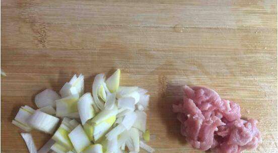 白菜炒肉怎么做,大白菜炒肉怎么做好吃图3