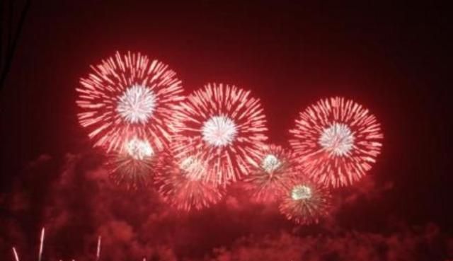 观看烟花爆竹应至少远离燃火点多少米以外,观看烟花爆竹应至少远离燃火点多少米?图3