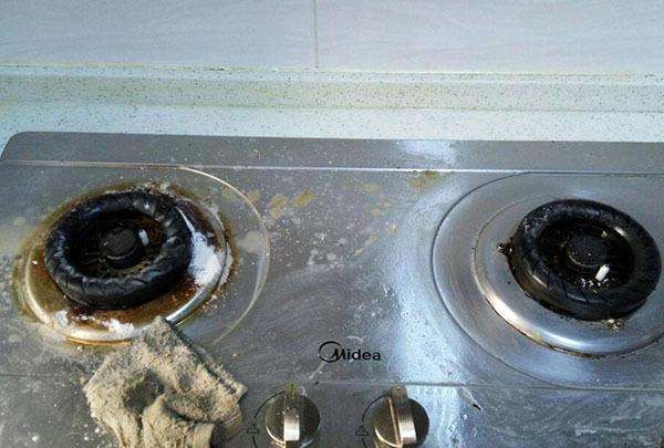 厨房油污太厚怎么去除,炒菜锅油垢太厚了怎么去除图6