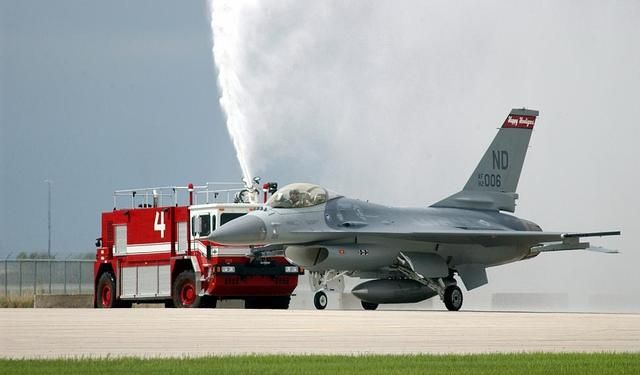 飞机为什么要过水门,大型飞机降落为什么机场都在撒水迎接?图9