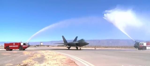 飞机为什么要过水门,大型飞机降落为什么机场都在撒水迎接?图8