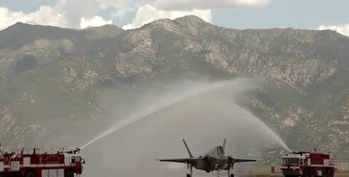 大型飞机降落为什么机场都在撒水迎接