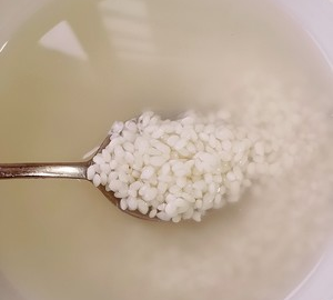 煮糯米饭要放多少水才不烂,糯米煮饭放多少水比例图3