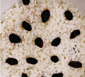 煮糯米饭要放多少水才不烂,糯米煮饭放多少水比例图5