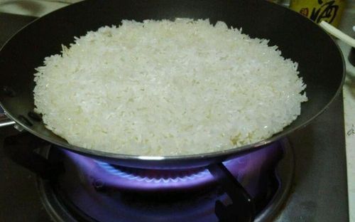 电饭煲蒸糯米饭的做法放多少水,电饭煲蒸糯米饭