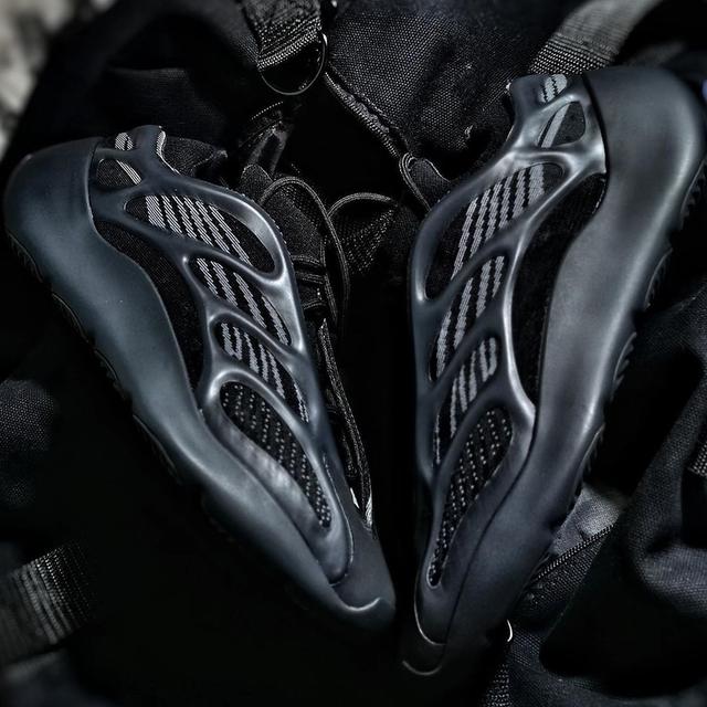 yeezy700v3哪款值得入手(市价逼近3K超酷的黑武士)(4)