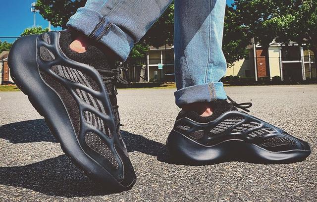 yeezy700v3哪款值得入手(市价逼近3K超酷的黑武士)(3)