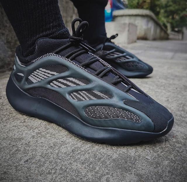 yeezy700v3哪款值得入手(市价逼近3K超酷的黑武士)(7)