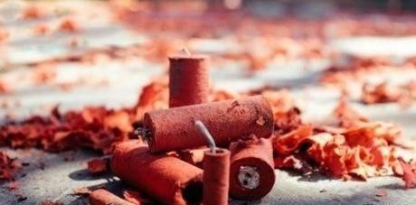 火车票放票时间段，过年家家户户都在初一零点放鞭，有好多人提前一两小时就放了，什么时间放鞭炮最正确？图3