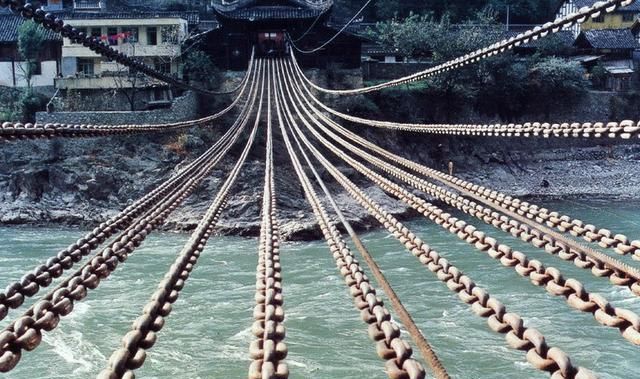 泸定桥是位于哪条河流上的1座铁索桥