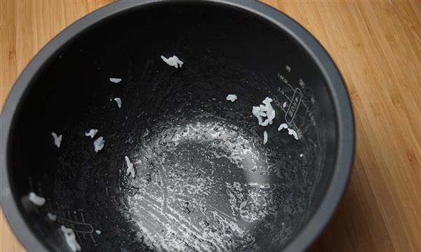 电饭锅涂层吃了有毒,电饭锅里的黑色涂层有毒吗图2