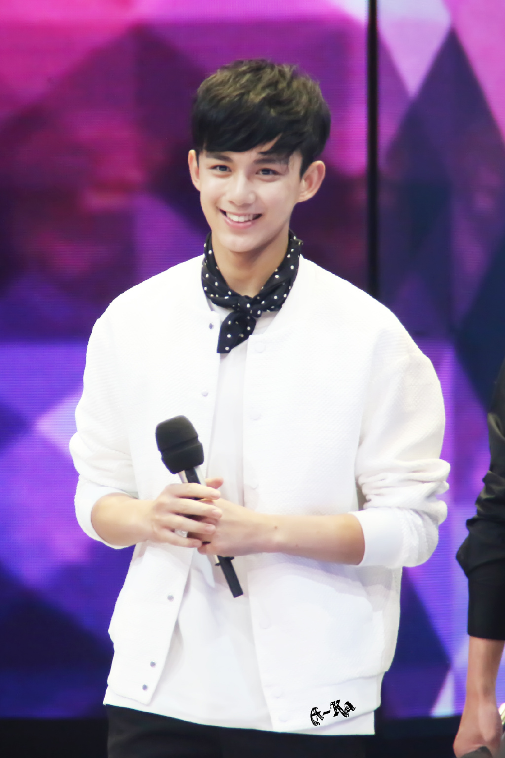 “情商代表”吴磊：第一个带姐姐暴富的男星，因番位得罪平台金主