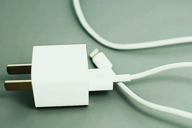 手机充电哪种充电方式更合适,给手机充电时,怎么做才能使手机的电池更加耐用?图2