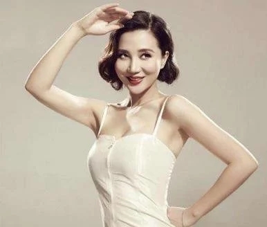 天生歌姬阿朵,从“天生尤物”到回归原生态,她到底经历了什么