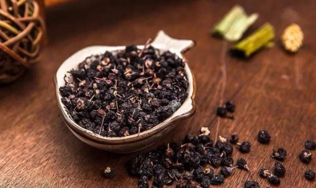 泡黑枸杞用多少度的水,黑枸杞泡多少度水?图3