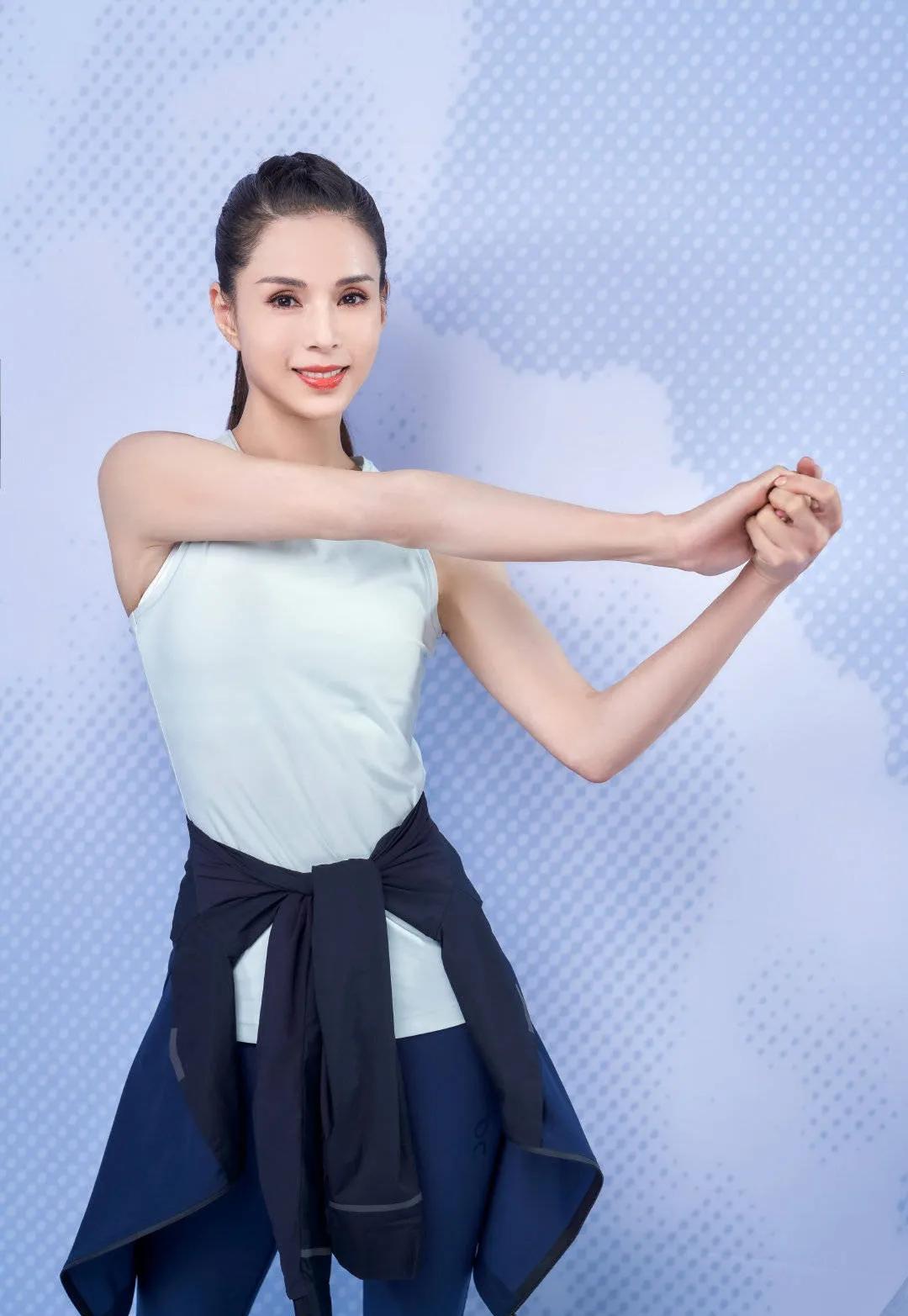 演员李若彤,和富商同居10年被分手,56岁结婚靠缘分