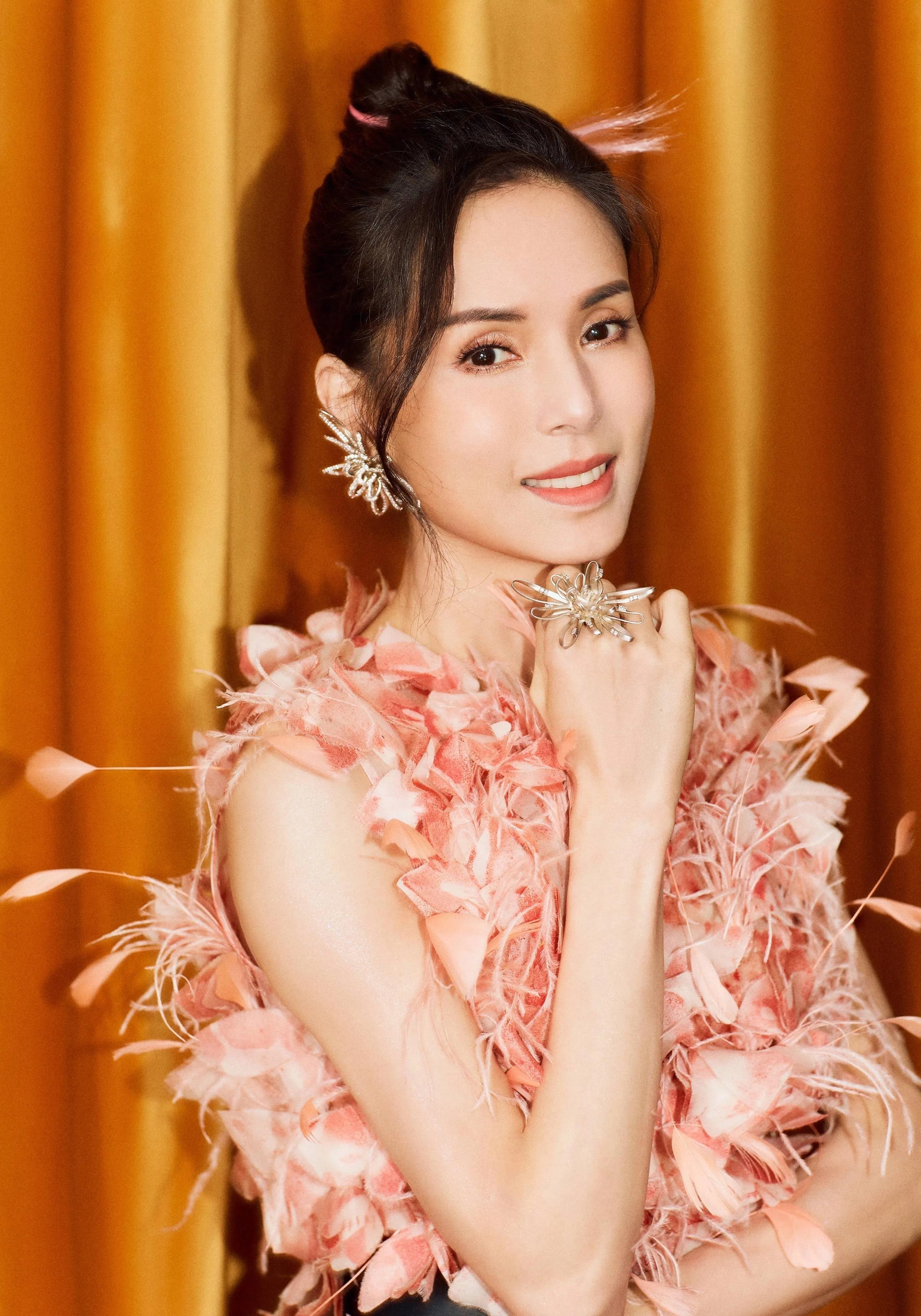 演员李若彤,和富商同居10年被分手,56岁结婚靠缘分