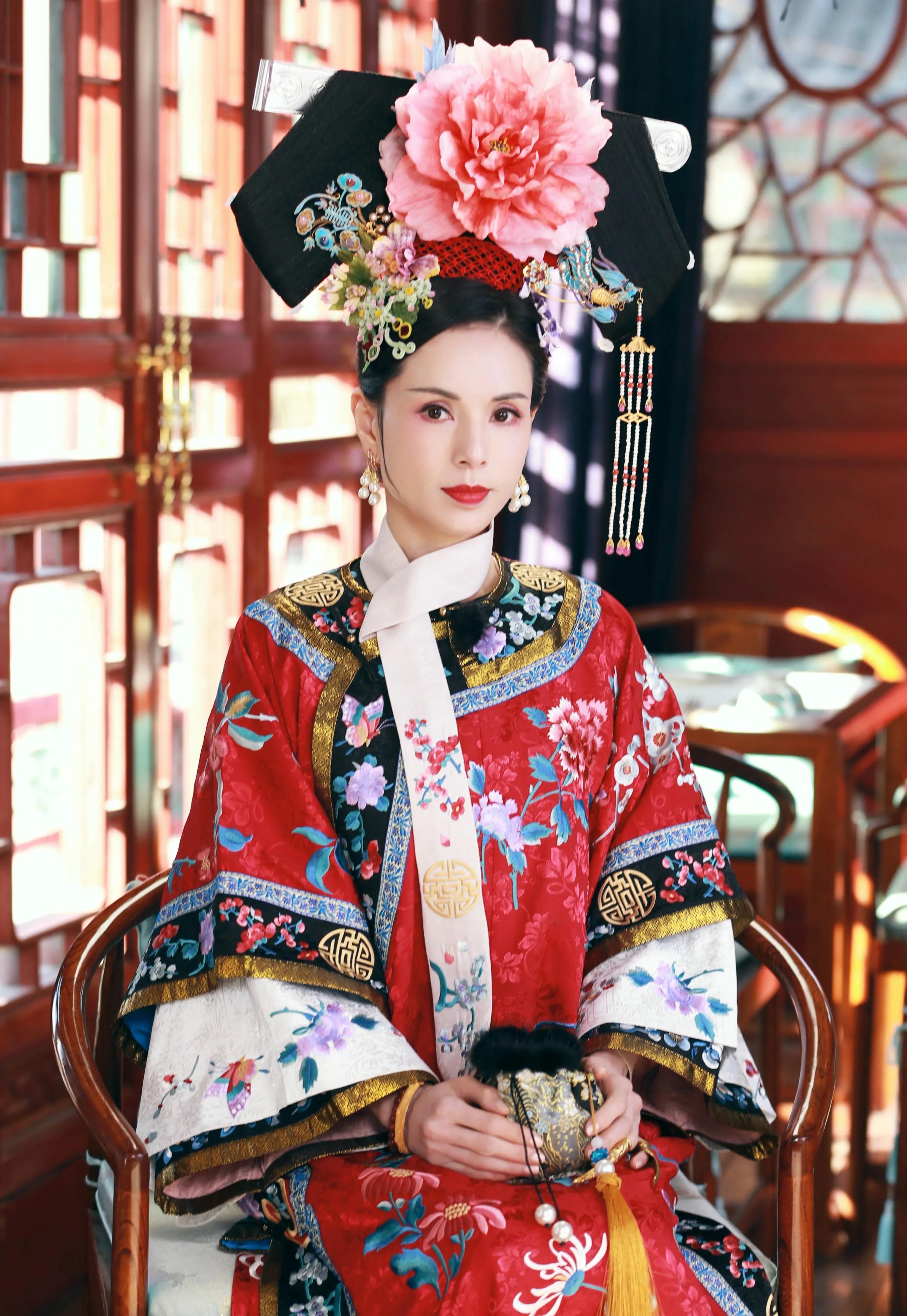 演员李若彤,和富商同居10年被分手,56岁结婚靠缘分