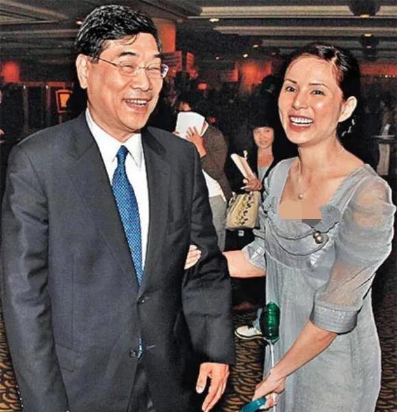 演员李若彤,和富商同居10年被分手,56岁结婚靠缘分