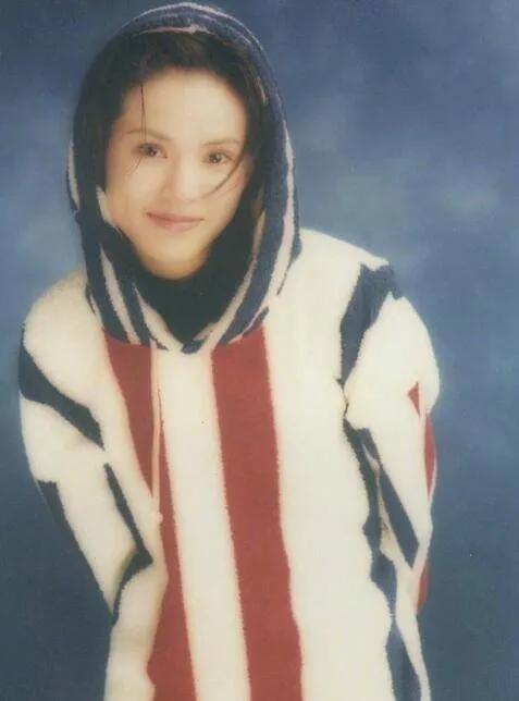 演员李若彤,和富商同居10年被分手,56岁结婚靠缘分