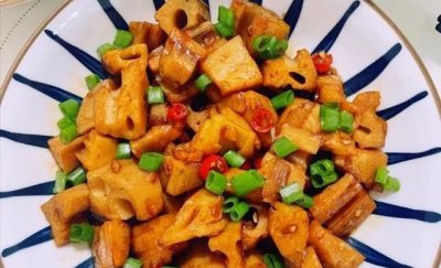 ​炒莲藕要不要削皮，教你农家炒莲藕正确做法脆白爽口？