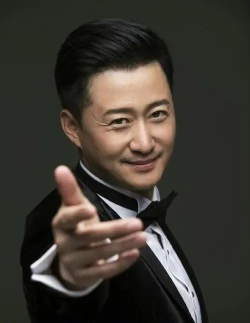 吴京个人资料及生活(硬汉吴京住8000万豪宅,开490万法拉利,他的生活让男人非常羡慕)