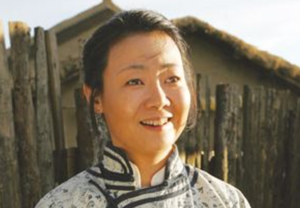 萨日娜演员个人资料(《人世间》李素华扮演者萨日娜,竟然6年无戏可拍)