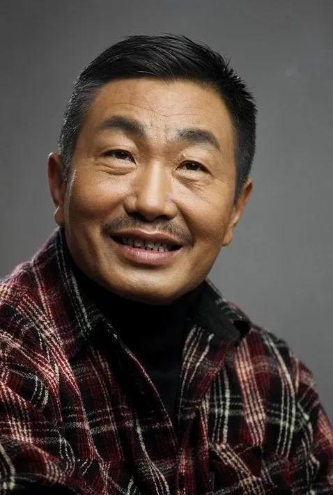 杜源的妻子是谁(演员杜源:4岁认识爱妻,为何结婚40年无绯闻?)