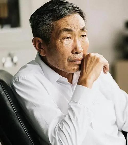 杜源的妻子是谁(演员杜源:4岁认识爱妻,为何结婚40年无绯闻?)