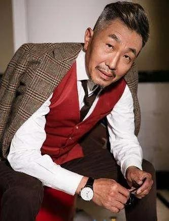 杜源的妻子是谁(演员杜源:4岁认识爱妻,为何结婚40年无绯闻?)