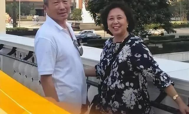 杜源的妻子是谁(演员杜源:4岁认识爱妻,为何结婚40年无绯闻?)