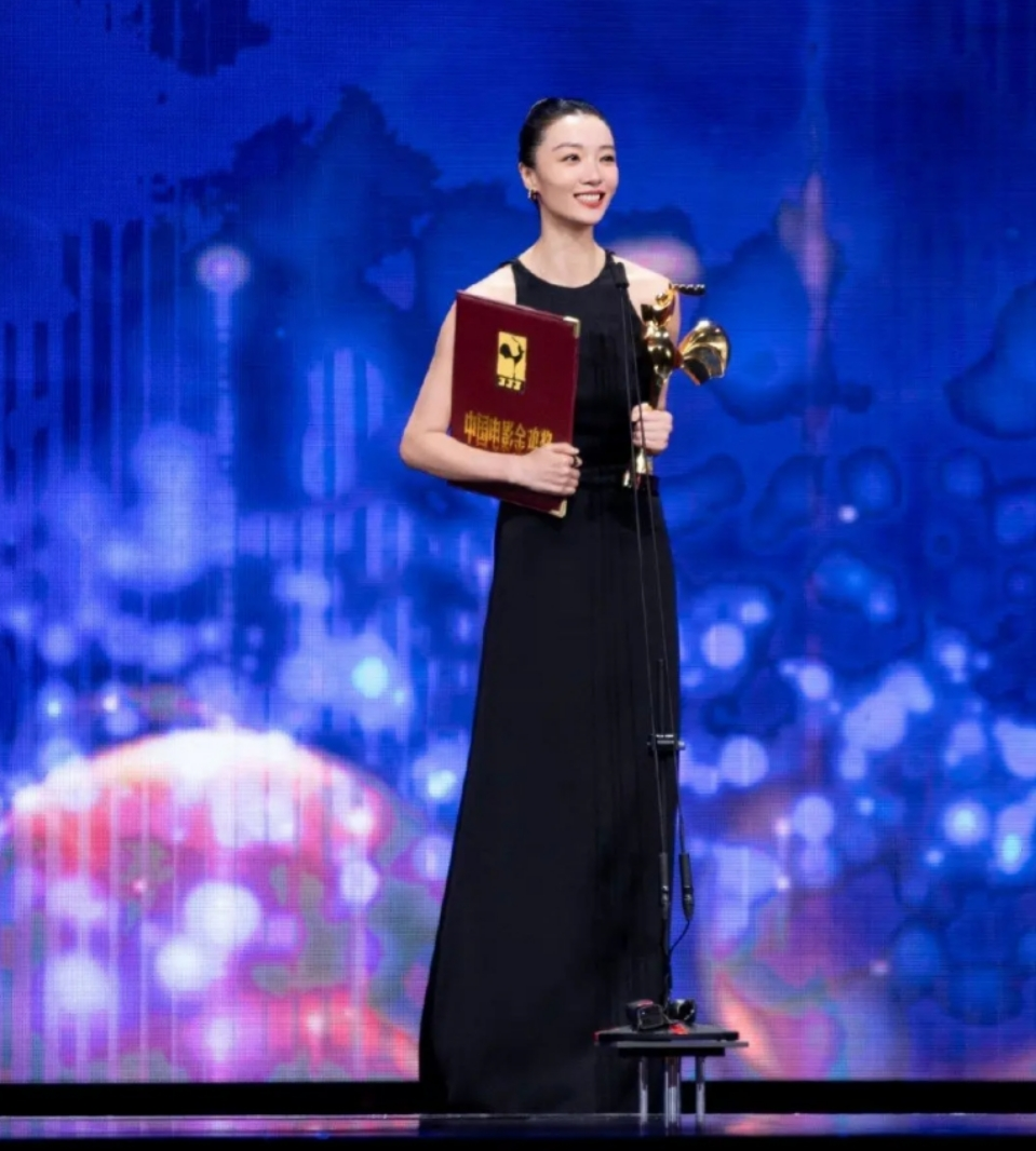 金鸡奖最佳女配齐溪，二婚生子低调幸福，格外优雅端庄