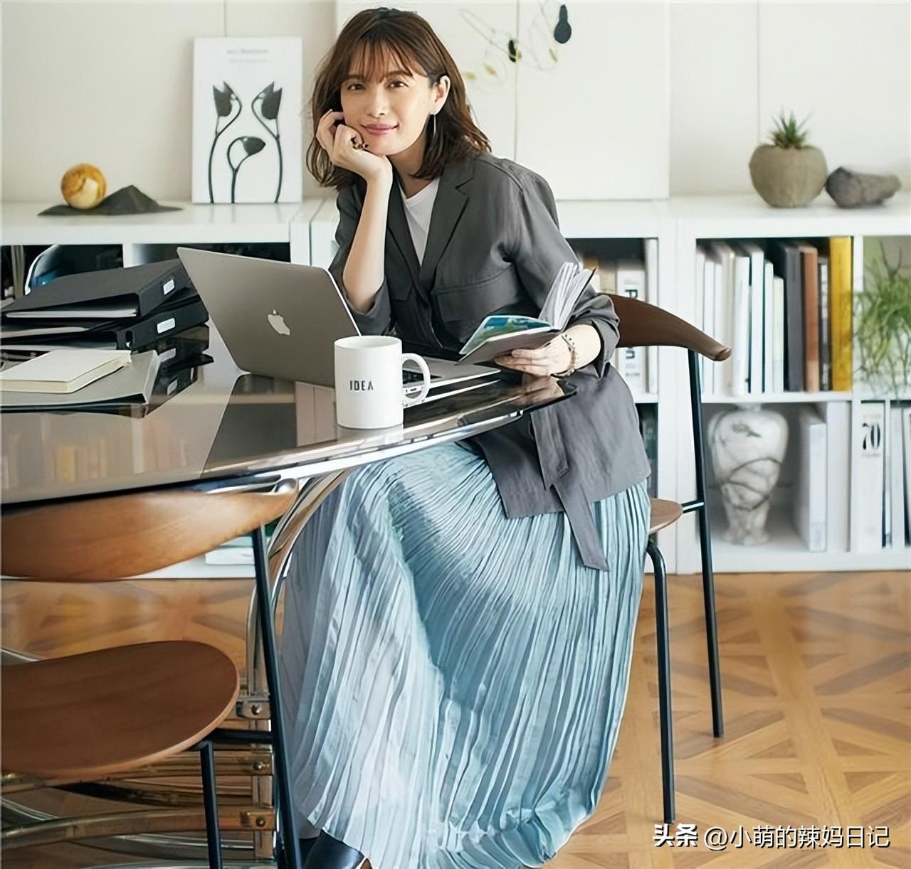 皮肤偏黑偏黄的人适合穿什么颜色（肤色偏黑的人适合什么颜色的衣服）