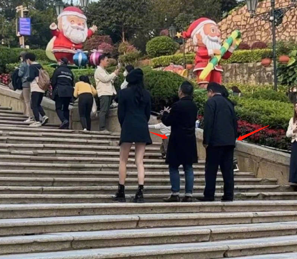 关晓彤懒理分手风波现身澳门，寒风中秀大长腿，发文配黑心引猜测