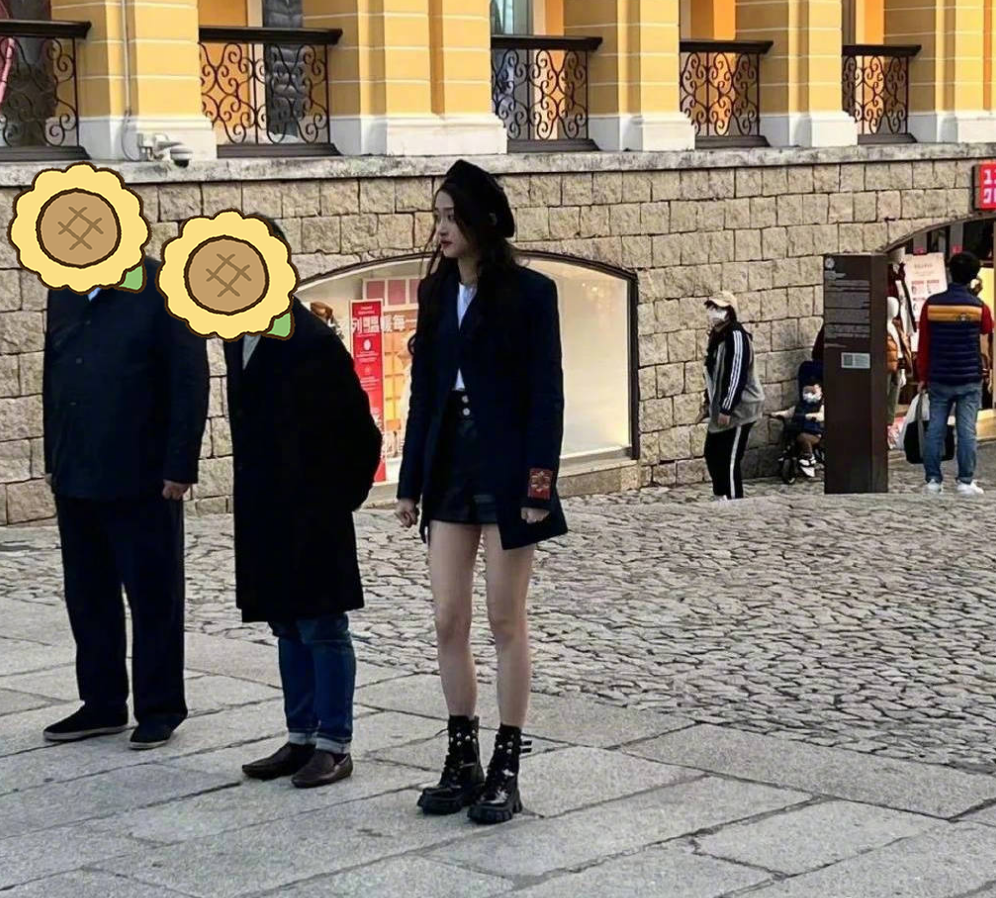 关晓彤懒理分手风波现身澳门，寒风中秀大长腿，发文配黑心引猜测