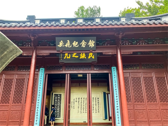 岳飞简介岳飞墓地(岳飞的坟墓就在西湖边,建造于南宋时期,门票25元,你来过吗?)