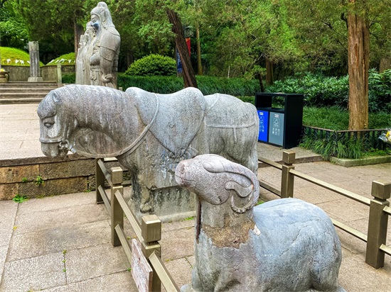 岳飞简介岳飞墓地(岳飞的坟墓就在西湖边,建造于南宋时期,门票25元,你来过吗?)