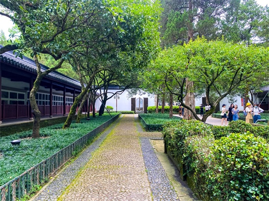 岳飞简介岳飞墓地(岳飞的坟墓就在西湖边,建造于南宋时期,门票25元,你来过吗?)