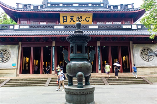 岳飞简介岳飞墓地(岳飞的坟墓就在西湖边,建造于南宋时期,门票25元,你来过吗?)