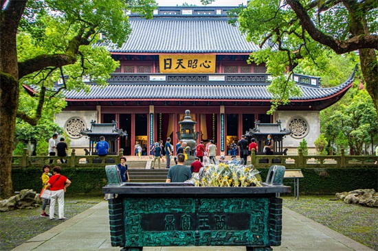 岳飞简介岳飞墓地(岳飞的坟墓就在西湖边,建造于南宋时期,门票25元,你来过吗?)