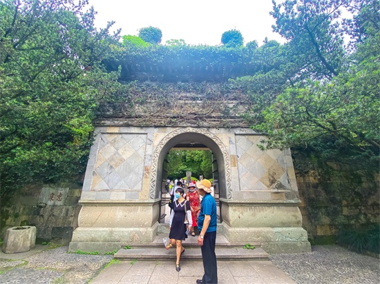 岳飞简介岳飞墓地(岳飞的坟墓就在西湖边,建造于南宋时期,门票25元,你来过吗?)