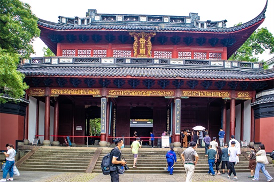 岳飞简介岳飞墓地(岳飞的坟墓就在西湖边,建造于南宋时期,门票25元,你来过吗?)