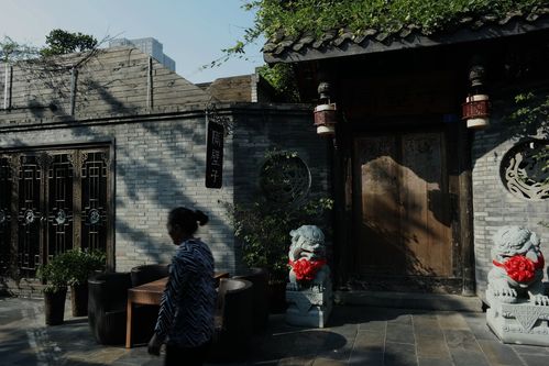 4、如果你想体验一下地道的成都生活方式和商业氛围,那么可以前往宽窄巷子来体验一下四川人民热情好客的习惯。