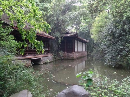 2、如果你对成都还是不太了解,那可以前往位于浣花溪公园内的四川省博物馆,这里有丰富的文物资源和地方特色文化,还有熊猫等很多可爱动物哦。