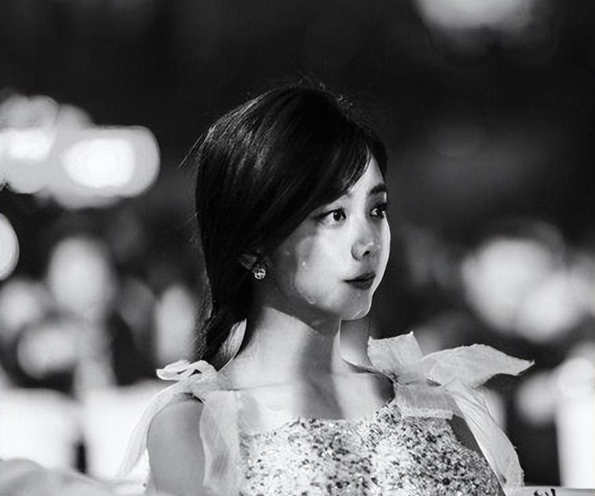 万万没想到，2023年一开年，谭松韵以这样的方式打出了一副王炸！