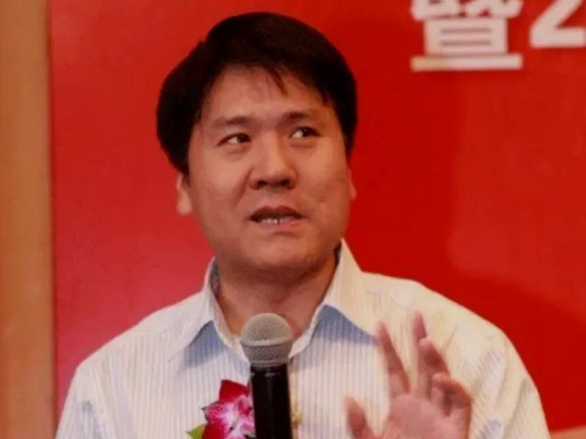 王福重简介图片(那个叫嚣消灭农民,被开除的专家王福重,又成为中央财大教授)