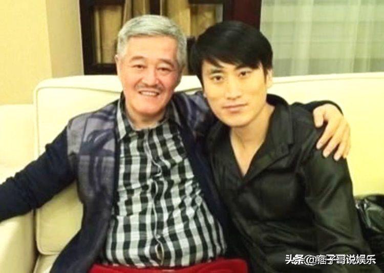 唐国强简介个人简历(七十岁唐国强现身米国机场,小他十二岁妻子后边跟随,说明了什么)