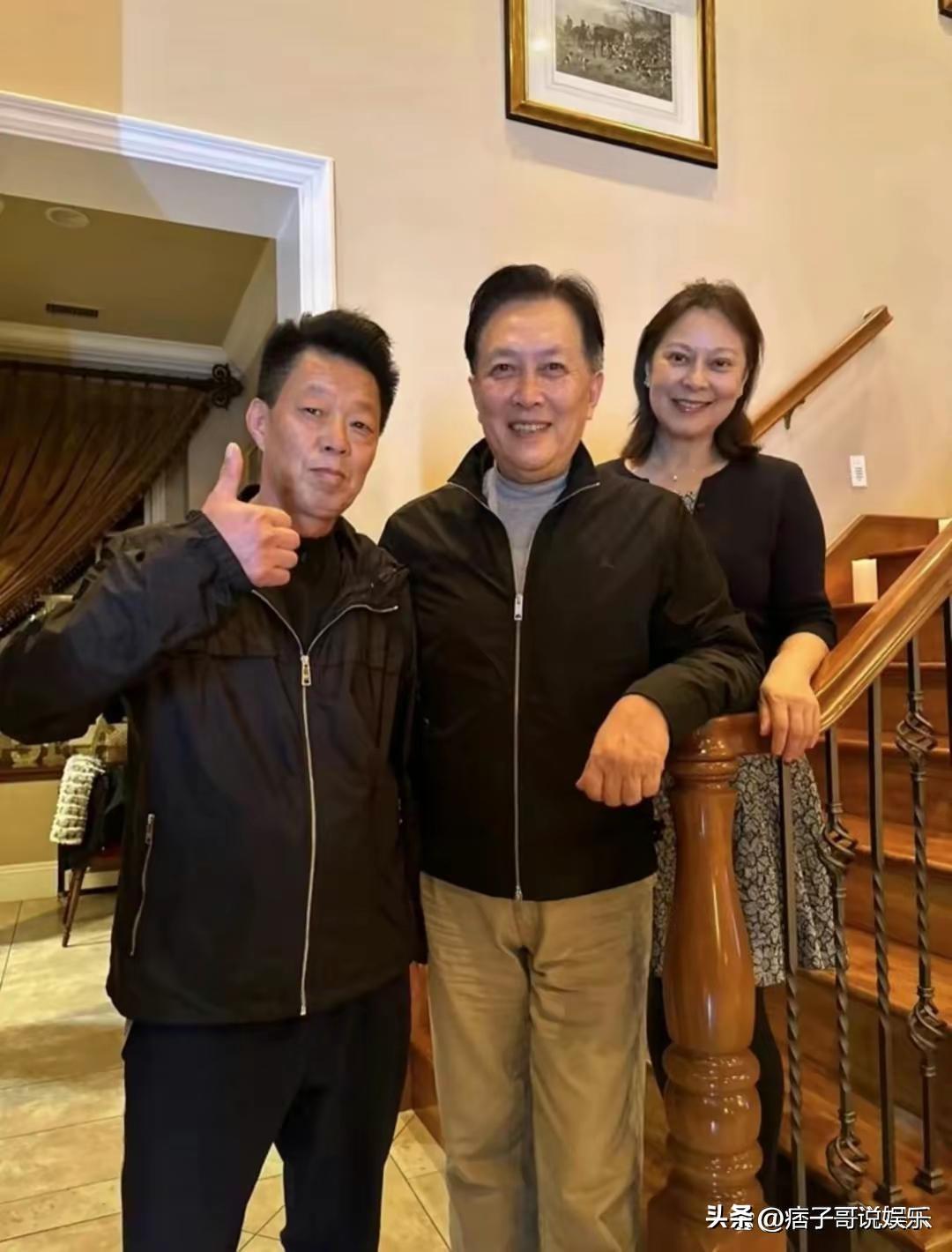 唐国强简介个人简历(七十岁唐国强现身米国机场,小他十二岁妻子后边跟随,说明了什么)